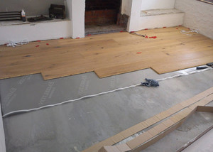 Как уложить ламинат на бетонный пол