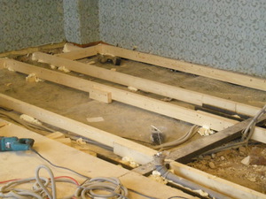 Medinės grindys ant rąstų